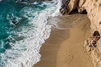 Kalabria. Piaszczysto-żwirowa plaża w słynnej miejscowości Tropea. - foto: wnieznane.pl