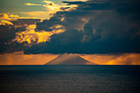 Kalabria. Zachodzące słońce nad wulkanem Stromboli. - foto: wnieznane.pl