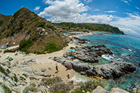 Kalabria. Wspaniałe górzyste wybrzeże Capo Vaticano. - foto: wnieznane.pl