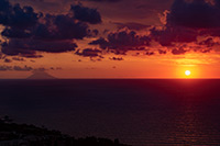 Kalabria. Cudowny zachód słońca. W tle aktywny wulkan Stromboli na Wyspach Liparyjskich. - foto: wnieznane.pl