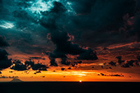 Kalabria. Cudowny zachód słońca. W tle aktywny wulkan Stromboli na Wyspach Liparyjskich. - foto: wnieznane.pl