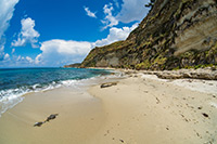 Kalabria. Długa, piaszczysta plaża Formicoli w miejscowości Ricadi. - foto: wnieznane.pl