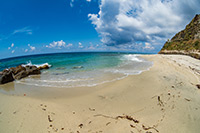 Kalabria. Długa, piaszczysta plaża Formicoli w miejscowości Ricadi. - foto: wnieznane.pl