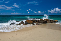 Kalabria. Długa, piaszczysta plaża Formicoli w miejscowości Ricadi. - foto: wnieznane.pl