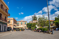 Kalabria. Malownicze centrum słynnej miejscowości Tropea. - foto: wnieznane.pl
