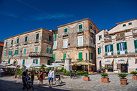 Kalabria. Malownicze centrum słynnej miejscowości Tropea. - foto: wnieznane.pl