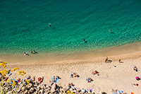 Kalabria. Piaszczysto-żwirowa plaża w słynnej miejscowości Tropea. - foto: wnieznane.pl