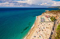 Kalabria. Piaszczysto-żwirowa plaża w słynnej miejscowości Tropea. - foto: wnieznane.pl