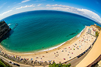 Kalabria. Piaszczysto-żwirowa plaża w słynnej miejscowości Tropea. - foto: wnieznane.pl
