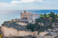 Kalabria. Położone na skale Santuario di Santa Maria dell'Isola w Tropei. - foto: wnieznane.pl