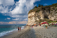 Kalabria. Piaszczysto-żwirowa plaża w słynnej miejscowości Tropea. - foto: wnieznane.pl