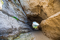 Kalabria. Jaskinia przy plaży w Tropei. - foto: wnieznane.pl