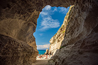 Kalabria. Jaskinia przy plaży w Tropei. - foto: wnieznane.pl