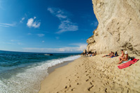 Kalabria. Piaszczysta plaża w miejscowości Tropea. - foto: wnieznane.pl