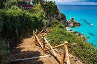 Kalabria. Strome zejście do plaży Paradiso del Sub w miejscowości Zambrone.Kalabria. - foto: wnieznane.pl