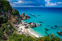 Kalabria. Piękna plaża Paradiso del Sub położona w miejscowości Zambrone. - foto: wnieznane.pl