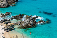 Kalabria. Piękna plaża Paradiso del Sub położona w miejscowości Zambrone. - foto: wnieznane.pl