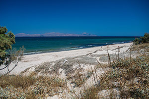 Kos. Piaszczysta plaża Mastichari na północnym wybrzeżu. - foto: wnieznane.pl