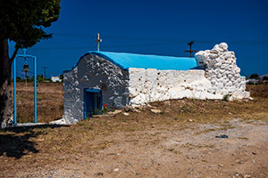 Kos. Malowniczy kościółek w środku wyspy. - foto: wnieznane.pl