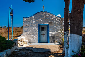 Kos. Malowniczy kościółek w środku wyspy. - foto: wnieznane.pl