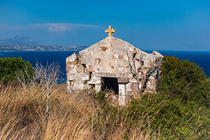 Kos. Ruiny dawnej świątyni Panagia Palatiani w górzystej części Kefalos. - foto: wnieznane.pl