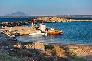 Kos. Port Limnionas tuz przed zachodem słońca. - foto: wnieznane.pl