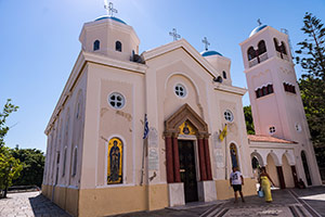 Kos. Kościół Agia Paraskevi w stolicy wyspy mocno ucierpiał w wyniku trzęsienia ziemi. - foto: wnieznane.pl