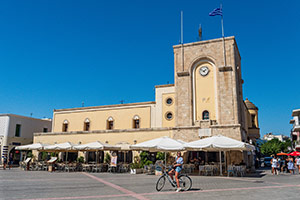Kos. Na głównym placu w stolicy wyspy. - foto: wnieznane.pl