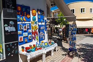 Kos. Malownicza uliczka w historycznym centrum miasta. - foto: wnieznane.pl