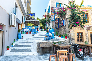 Kos. Malownicza uliczka w historycznym centrum miasta. - foto: wnieznane.pl