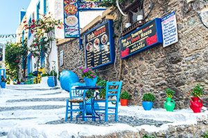 Kos. Malownicza uliczka w historycznym centrum miasta. - foto: wnieznane.pl