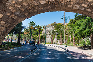 Kos. Zamek Neratzia i aleja palmowa w stolicy wyspy. - foto: wnieznane.pl