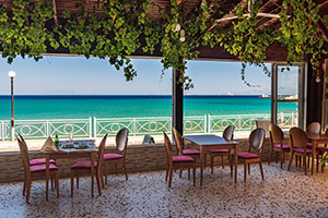 Kos. Jedna z wielu tawern położonych wzdłuż zatoki Kefalos. Cudowne miejsce na posiłek. - foto: wnieznane.pl