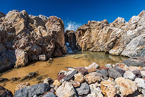 Kos. Woda przelewa się przez skalny wał w Limnionas. - foto: wnieznane.pl