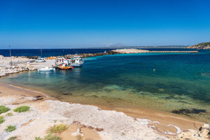 Kos. Spokojniejsza, zagospodarowana plaża w drugiej części cypla Limionas. - foto: wnieznane.pl