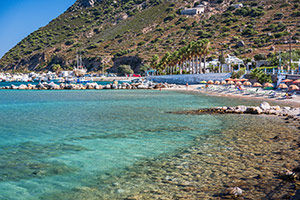 Kos. Malutka kamienista plaża Kamari. - foto: wnieznane.pl