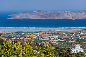 Kos. Widok z wioski Zia na jezioro Alikes i sąsiednią wyspę. - foto: wnieznane.pl