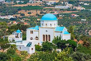 Kos. Kościół Naós Genéseos Theotókou widziany z wioski Zia. - foto: wnieznane.pl